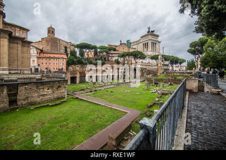 Roma, Italia - Novembre 2018: sezione orizzontale del Foro Romano a Roma. Vista sulla chiesa di San Luca e Martina Foto Stock