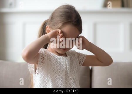 Sonno stanco sconvolto piccolo bambino piangere strofinarsi gli occhi di sentirsi male Foto Stock