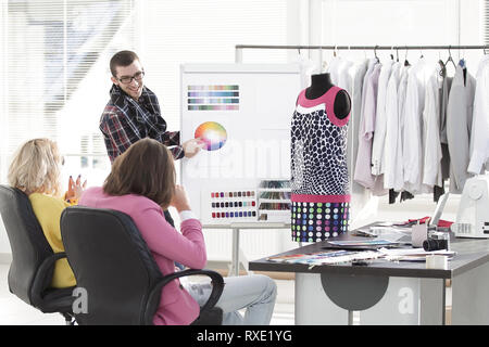 Designer di moda a discutere di tavolozza di colori in Studio Foto Stock