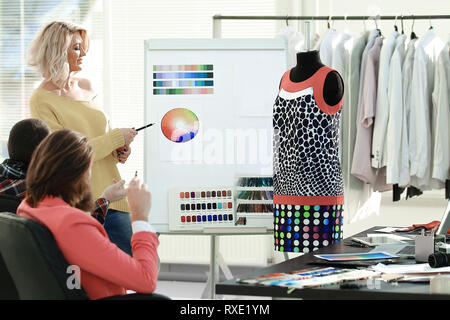 Gruppo di progettisti di discutere di una nuova collezione di abbigliamento Foto Stock