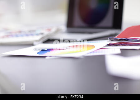 Penna e schizzi sul tavolo del progettista Foto Stock