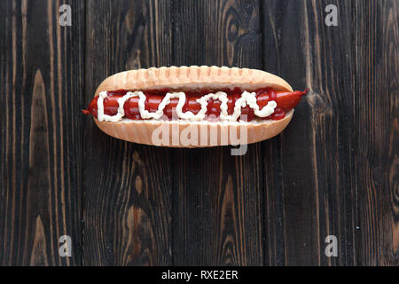 Hot Dog su sfondo di legno.foto con spazio di copia Foto Stock