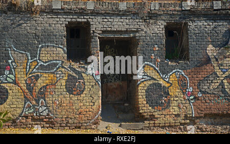 Fort muro in mattoni con porta sigillata e due finestre Foto Stock