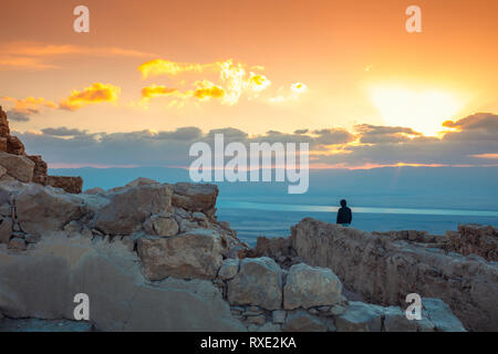 Bellissimo tramonto sul Mar Morto. Vista dalla fortezza di Masada. Rovine del re Erode il palazzo nel deserto Judaean Foto Stock