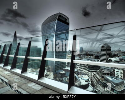 Vista dall 'giardino a 120' un roof garden di Londra. Il walkie talkie grattacielo che ospita lo Sky Garden è raffigurato nel centro. Foto Stock