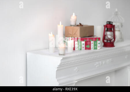 Immagine sfocata. candele e confezioni regalo .foto con spazio di copia Foto Stock