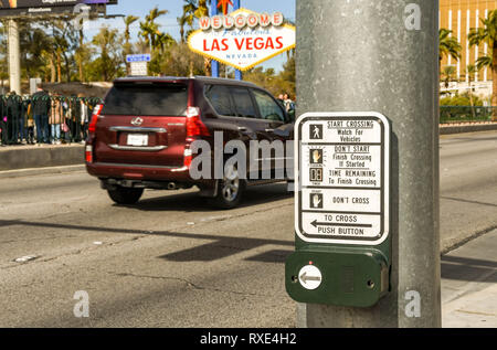 LAS VEGAS, NV, Stati Uniti d'America - Febbraio 2019: pulsante sul pannello operativo per una strada pedonale attraversamento su Las Vegas Boulevard. Foto Stock