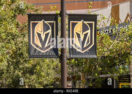 LAS VEGAS, NV, Stati Uniti d'America - Febbraio 2019: banner su una lampada posta a Las Vegas con il monogramma del Golden Knights professional ice hockey team, che è ba Foto Stock