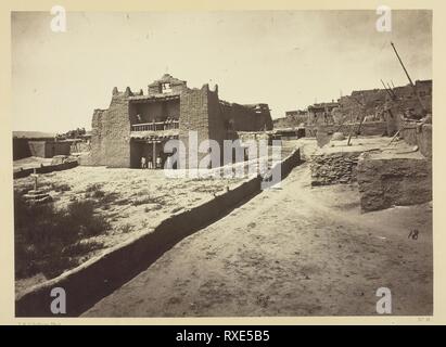 Vecchia chiesa della Missione, Zuni Pueblo, N.M. Vista dal Plaza. Timothy O'Sullivan; American, nato in Irlanda, 1840-1882. Data: 1873. Dimensioni: 20,2 x 27,6 cm (l'immagine/carta); 38,2 x 49,7 cm (album). Albume stampa, dall'album "geografiche & esplorazioni geologiche e sondaggi a ovest del meridiano del centenario", vol. 2. Origine: Stati Uniti. Museo: Chicago Art Institute. Foto Stock