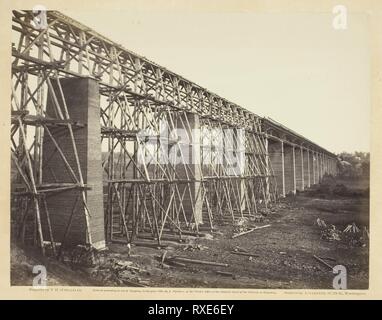 Un alto ponte che attraversa il Appomattox, vicino Farmville. Timothy O'Sullivan; American, nato in Irlanda, 1840-1882. Data: 1865. Dimensioni: 17,2 x 22,5 cm (immagine); 31.1 x 44.3 cm (album). Albume stampa, pl. 98 dall'album "Gardner di schizzo fotografico libro della guerra, Volume II" (1866). Origine: Stati Uniti. Museo: Chicago Art Institute. Foto Stock