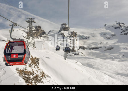 Engelberg, Svizzera - 3 March 2019: Funivia per il Monte Titlis su Engelberg sulle alpi svizzere Foto Stock