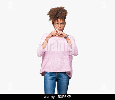 Bella giovane americano africano donna che indossa gli occhiali su sfondo isolato rifiuto espressione dita incrociate facendo segno negativo Foto Stock
