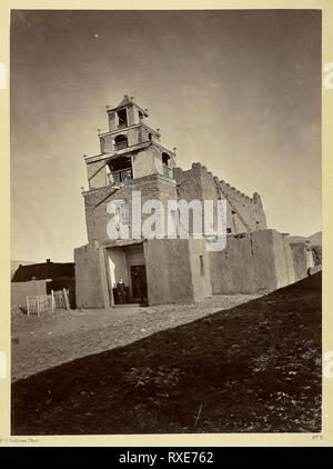 La Chiesa di San Miguel, la più antica di Santa Fe, N.M. Timothy O'Sullivan; American, nato in Irlanda, 1840-1882. Data: 1873. Dimensioni: 27,7 x 20,2 cm (l'immagine/pagina); 49,7 x 38,3 cm (album). Albume stampa, dall'album "geografiche & esplorazioni geologiche e sondaggi a ovest del meridiano del centenario", vol. 2. Origine: Stati Uniti. Museo: Chicago Art Institute. Foto Stock