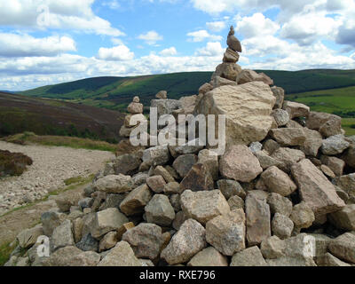 Pila di pietre (Cairn) sul sentiero fino la montagna scozzese Corbett Ben Rinnes, Cairngorm National Park, Scotland, Regno Unito. Foto Stock