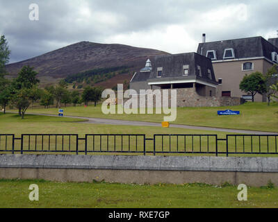 Il Allt-a-Bhainne distilleria di whisky e la montagna scozzese Corbett Ben Rinnes in Cairngorm National Park, Scotland, Regno Unito. Foto Stock