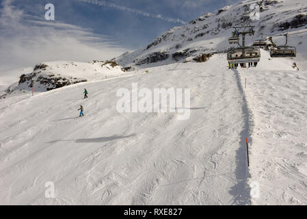 Engelberg, Svizzera - 3 March 2019: persone sci e salendo su per la montagna in seggiovia a Engelberg sulle alpi svizzere Foto Stock