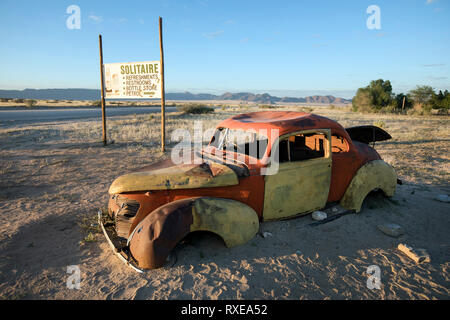 Scartare le vecchie autovetture sedere dalla strada nel sud della Namibia a Solitaire. Foto Stock