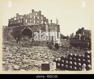 Rovine di Arsenal, Richmond, Virginia. Alexander Gardner; American, nata in Scozia, 1821-1882. Data: 1863. Dimensioni: 17,7 x 22,9 cm (l'immagine/carta); 31,2 x 44,7 cm (album). Albume stampa, pl. 91 dall'album "Gardner di schizzo fotografico libro della guerra, Volume II" (1866). Origine: Stati Uniti. Museo: Chicago Art Institute. Foto Stock