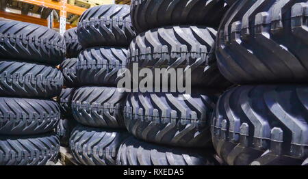 Un set di pneumatici neri sul macchinario. Queste ruote proveniente dalla macchina shop Foto Stock