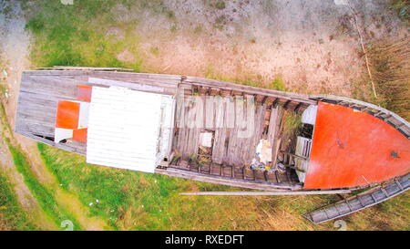 La barca rotto vicino alla porta di Vergi. La barca non viene usato a causa dei fori sul fondo Foto Stock