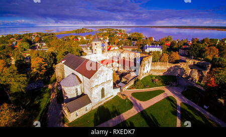 Arrivare all'interno del cancello del Palmse manor in Estonia. Assunto un bel tempo dove l'erba nel cortile anteriore è verde Foto Stock