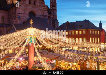 Mercato di Natale e Cattedrale di Magonza al crepuscolo, Mainz, Renania-Palatinato, Germania Foto Stock