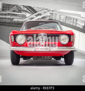 ARESE, ITALIA-febbraio 13, 2019: 1965 Alfa Romeo Giulia Sprint GTA (vista frontale) in Alfa Romeo Museum (Museo Storico Alfa Romeo) Foto Stock