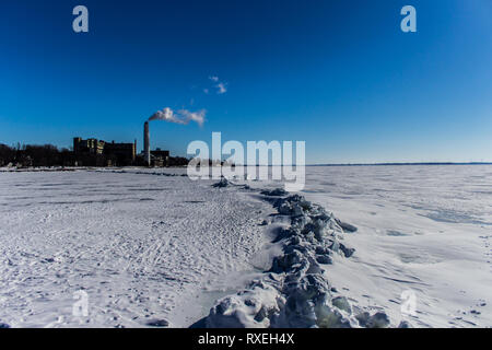 Formazione di ghiaccio lungo la riva del lago Ontario provoca una linea di cresta che si estende nell'orizzonte a Kingston, Ontario, Canada. Foto Stock