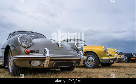 BOSSCHENHOOFD/PAESI BASSI-Giugno 17, 2018: tre Porsche Carreras in grigio, giallo e blu sul visualizzatore in corrispondenza di una Classic Car Meeting Foto Stock