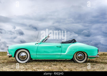 BOSSCHENHOOFD/PAESI BASSI-Giugno 11, 2018: vista laterale di un verde menta classico volkswagen kamann ghia convertibili in una Classic Car Meeting Foto Stock