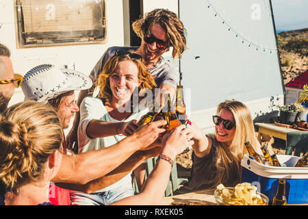 Gruppo di amici giovani uomini e donne tintinnio e tostatura avente funtogether in vacanze outdoor celebrazione sotto il sole - divertirsi concept Foto Stock