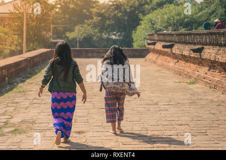 Backview femminile di turisti alla antica Pa Hto Taw Gyi Pagoda rovine a Mingun città vicino a Mandalay, Myanmar. Foto Stock