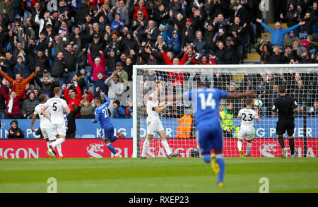 Il Leicester City il duo formato da Youri Tielemans punteggi il suo lato del primo obiettivo del gioco durante il match di Premier League al King Power Stadium, Leicester. Foto Stock