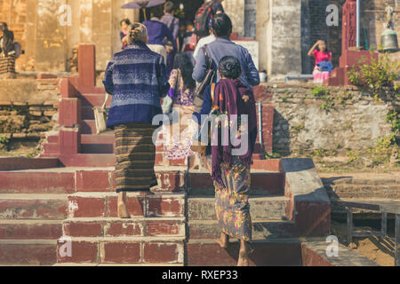 Backview femminile di turisti alla antica Pa Hto Taw Gyi Pagoda rovine a Mingun città vicino a Mandalay, Myanmar. Foto Stock