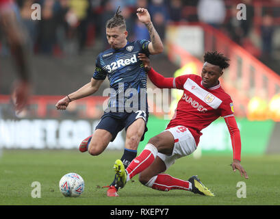 Leeds United's Kalvin Philips è affrontato da Bristol City's Antoine Semenyo durante il cielo di scommessa match del campionato a Ashton Gate, Bristol. Foto Stock