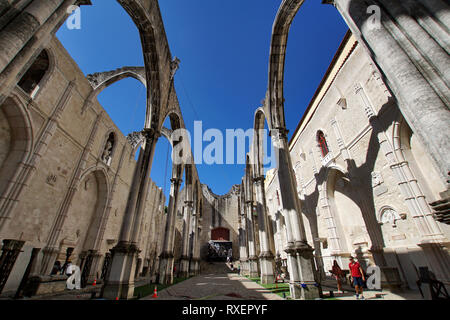 Rovine della chiesa gotica di Nostra Signora del Monte Carmelo (Igreja do Carmo), distrutto da un terremoto 1755, Lisbona, Portogallo Foto Stock