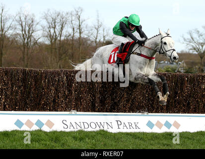 Commodore cavalcato da Hugh Nugent va sul vincere il Matchbook " migliore scambio di valore' Handicap Chase a Sandown Park Racecourse, Esher. Foto Stock