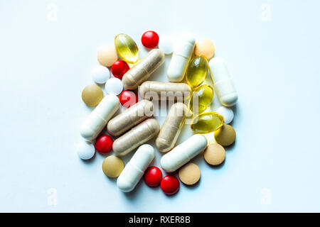 Un assortimento di multi vitamine su sfondo bianco Foto Stock