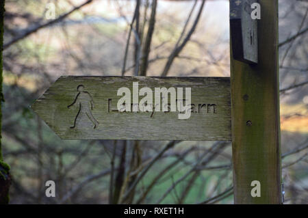 Cartello in legno per Lanty il Tarn sul percorso verso la Wainwright Birkhouse Moor in Glenridding, Parco Nazionale del Distretto dei Laghi, Cumbria, Inghilterra, Regno Unito. Foto Stock