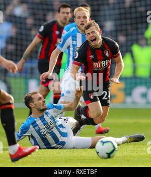 Huddersfield Town Jon Gorenc Stankovic (sinistra) e Bournemouth's Ryan Fraser e durante il match di Premier League a John Smith's Stadium, Huddersfield. Foto Stock