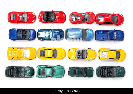 Toy Cars in file ordinate di quattro colori primari Foto Stock