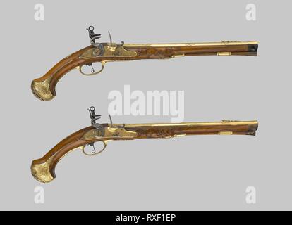 Coppia di custodia Flintlock Pistols. Austriaco, Vienna. Data: 1700-1725. Dimensioni: L. 53,3 cm (21 in.) canna L.35.3 cm (13 7/8 in.), WT. 2 lb. 14 oz. Calibro .58. Acciaio e ottone, doratura, noce, e avvisatore acustico. Origine: Vienna. Museo: Chicago Art Institute. Foto Stock