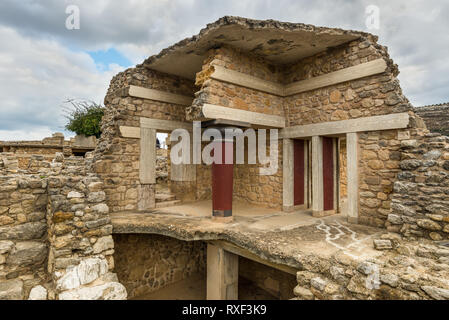 Knossos, Grecia - 2 Novembre 2017: il palazzo di Cnosso, Creta, Grecia. Dettaglio delle antiche rovine del famoso palazzo minoico di Cnosso. È l'ampia Foto Stock