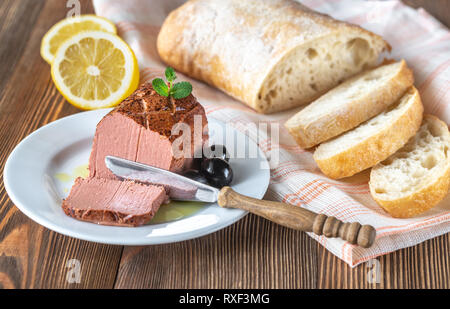 Pollo il patè di fegato con ciabatta sulla piastra bianca Foto Stock