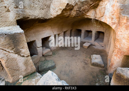 Bella e antica tombe dei re cimitero parco archeologico di Paphos. Antico Cimitero prese sulla isola di Cipro. Foto Stock