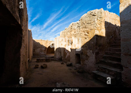 Bella e antica tombe dei re cimitero parco archeologico di Paphos. Antico Cimitero prese sulla isola di Cipro. Foto Stock