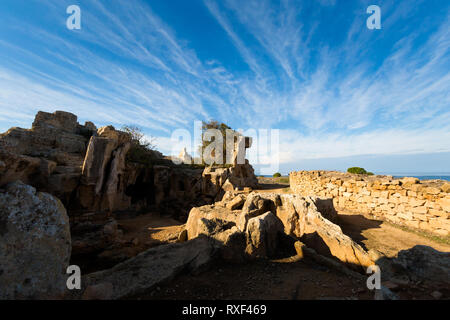 Bella e antica tombe dei re cimitero parco archeologico di Paphos. Antico Cimitero prese sulla isola di Cipro. Foto Stock