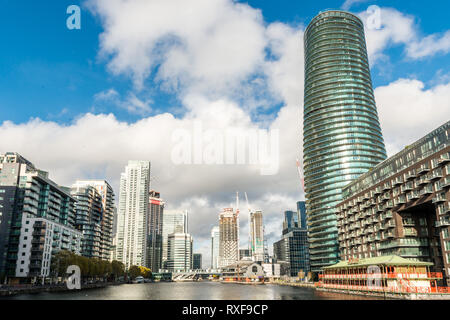London, Regno Unito - 07 Novembre 2018: vista dalla vista di Greenwich posto verso la torre di Baltimora, Lotus Floating ristorante Cinese, legno Wharf, e Foto Stock