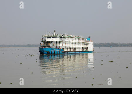 Khulna, Bangladesh, 1 Marzo 2017: tipico del traghetto per passeggeri sulle rive di un fiume nei pressi di Khulna Foto Stock