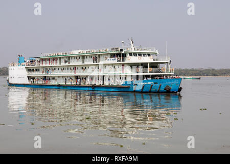 Khulna, Bangladesh, 1 Marzo 2017: tipico del traghetto per passeggeri sulle rive di un fiume nei pressi di Khulna Foto Stock